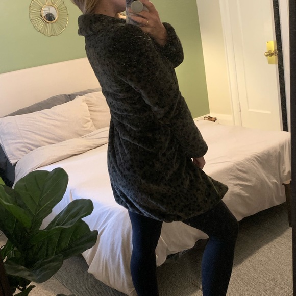 🐆 Plush leopard print coat - Picture 3 of 10